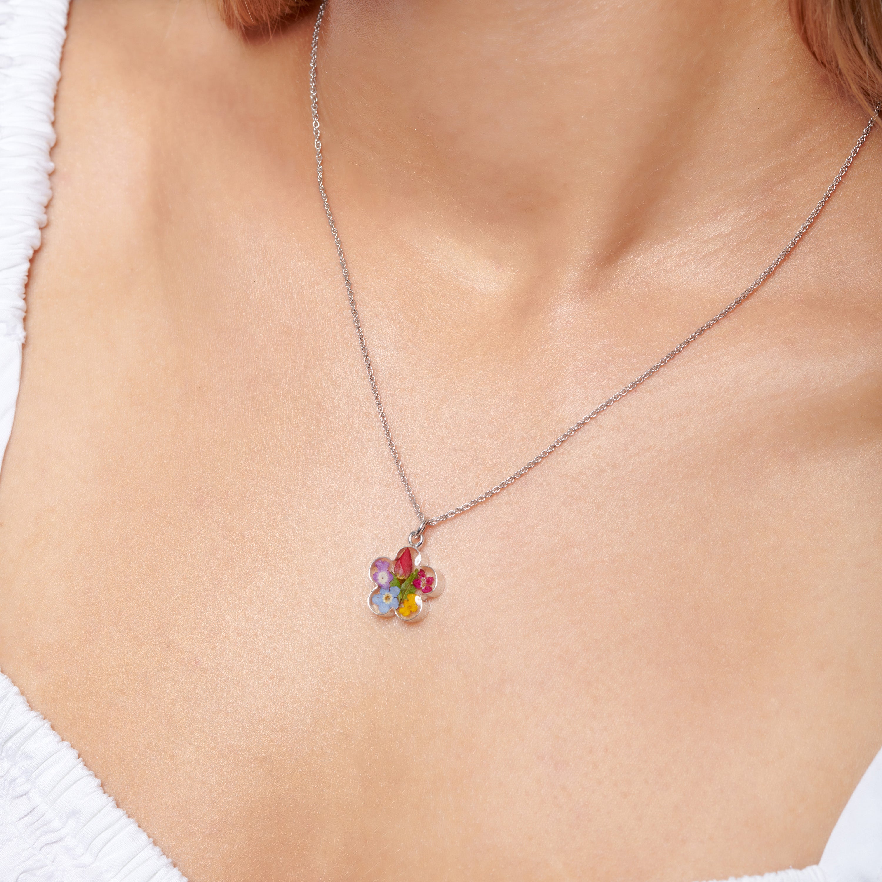 Dira Necklace with Multi Colored Flowers