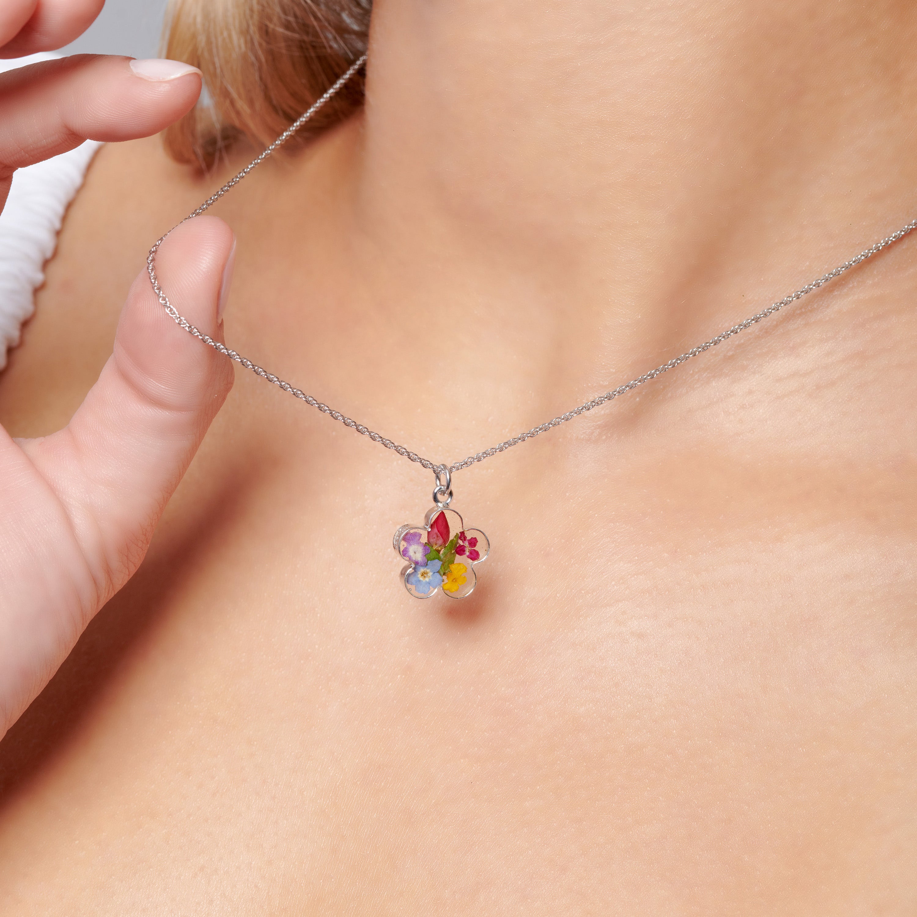 Dira Necklace with Multi Colored Flowers