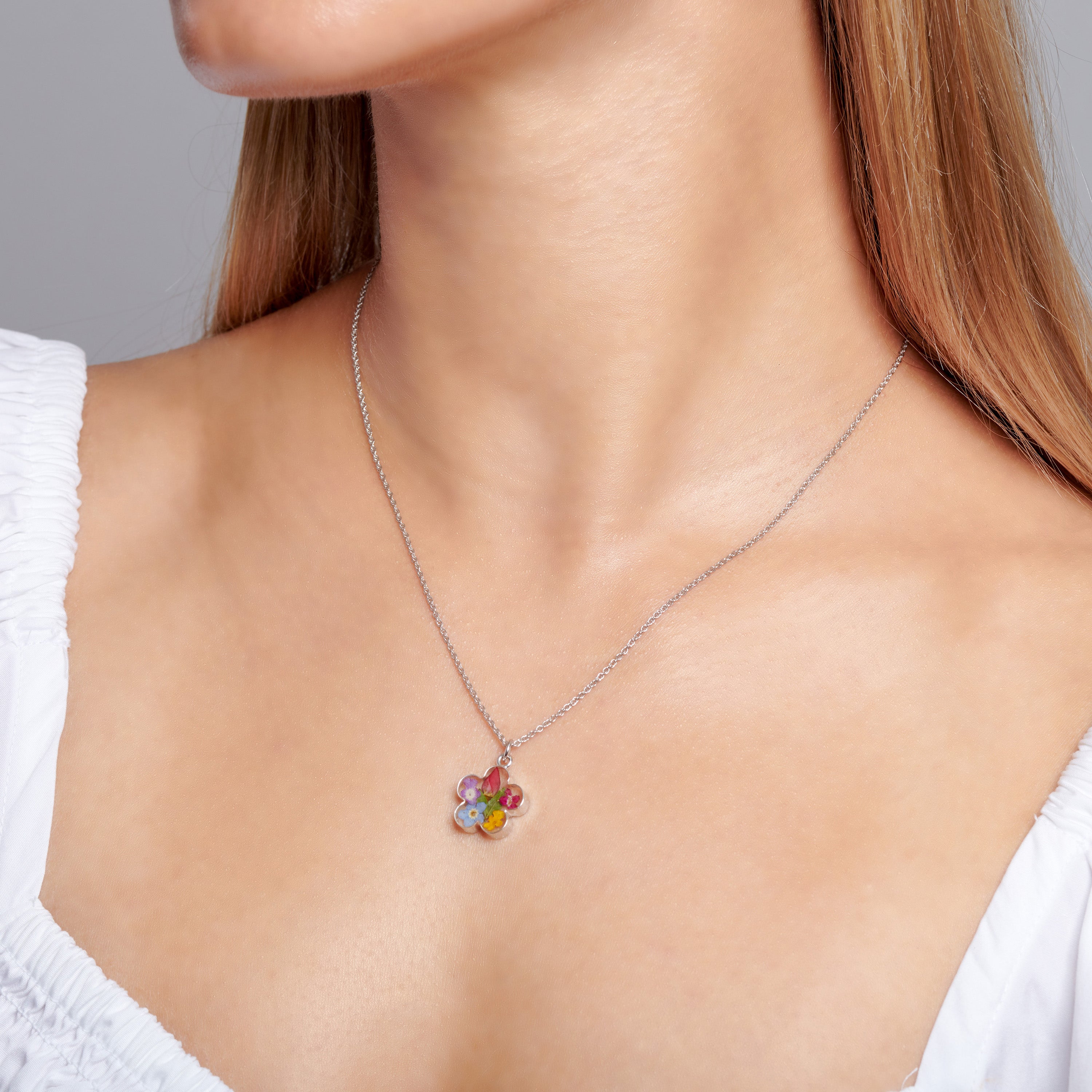 Dira Necklace with Multi Colored Flowers
